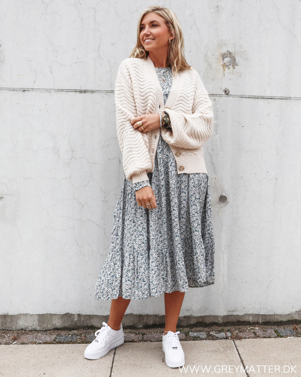 Pcmaggi kjole med blomster print stylet med cardigan fra YAS