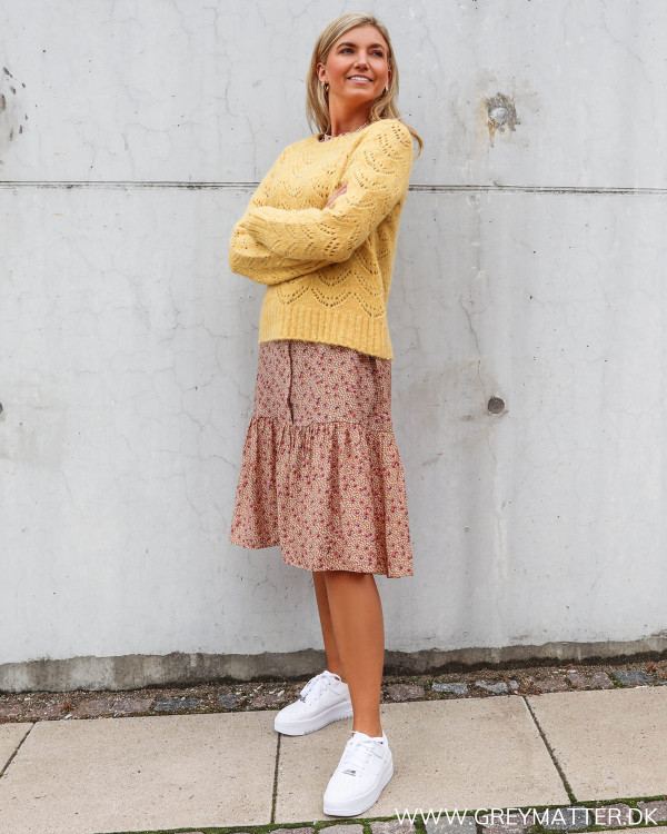 Pieces strik bluse til damer, stylet med kjole fra Vila