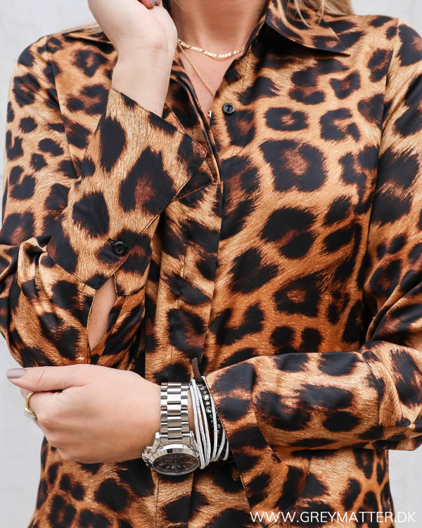 Klassisk skjorte fra Karmamia med leopard print