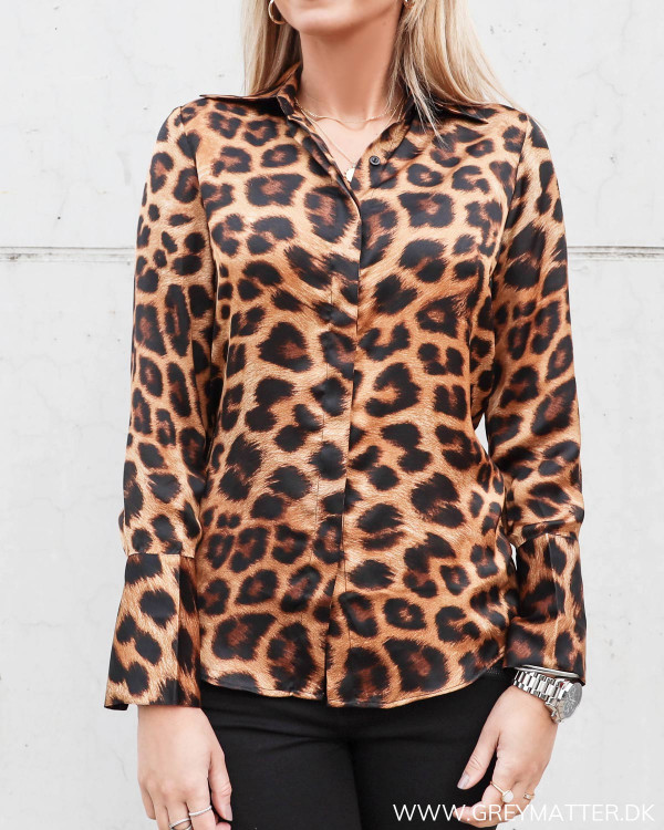 Zoe skjorte fra Karmamia med leopard print