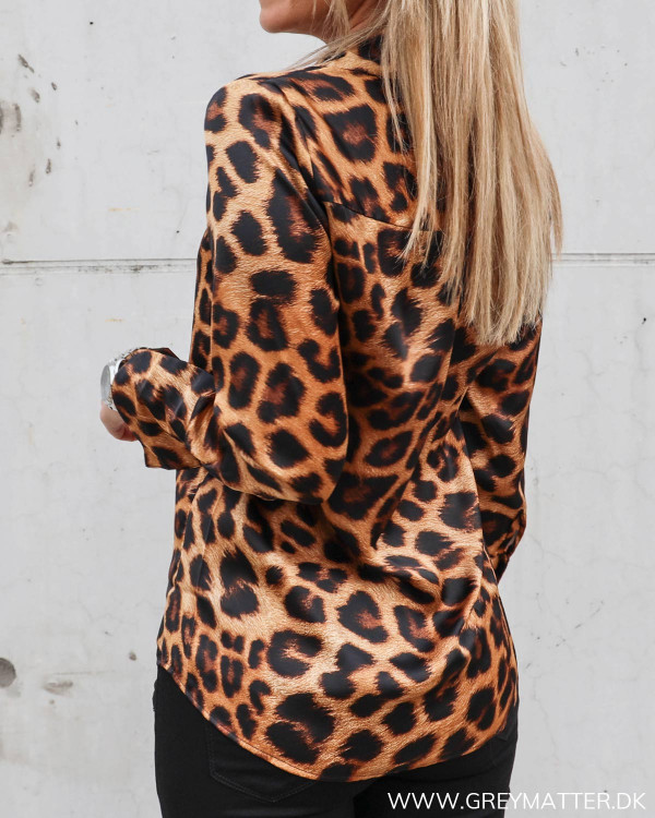 Skjorte fra Karmamia med leopard print