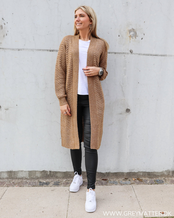 Sorte leggings fra Pieces stylet med YAS cardigan og hvid basis t-shirt