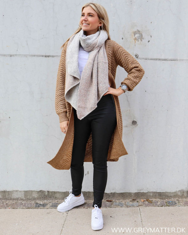Brun cardigan til damer fra YAS stylet med tørklæde fra Pieces og Nike sneaks