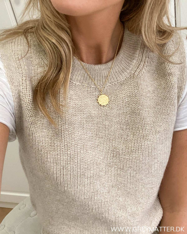 Strik vest til damer med detaljer