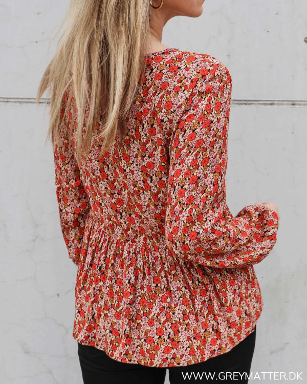 Bluse fra Pieces med rødt print
