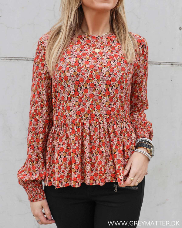 Bluse fra Pieces med rødt print