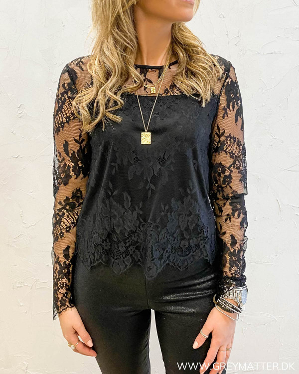 Sort blondebluse med smukke detaljer