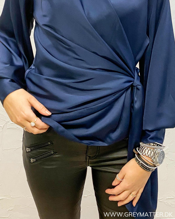 Ines Navy bluse fra Karmamia