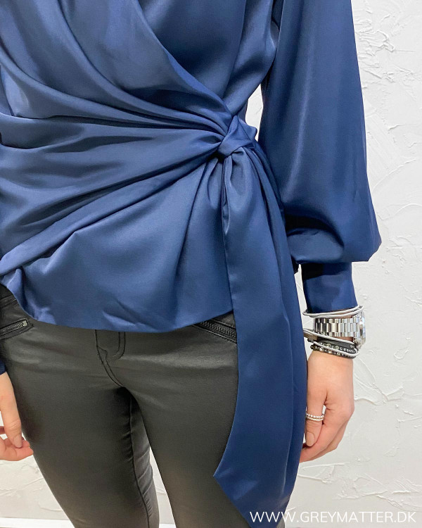 Ines Navy bluse fra Karmamia