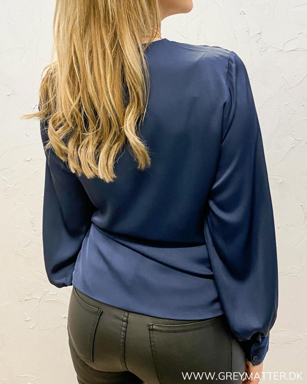 Ines Navy bluse fra Karmamia