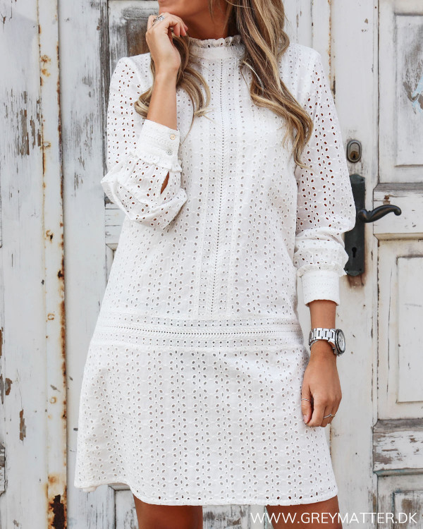 Smuk hvid kjole fra Vila i broderie anglaise set forfra