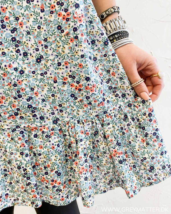 Blomsterprint kjole fra Pieces set ved flæse