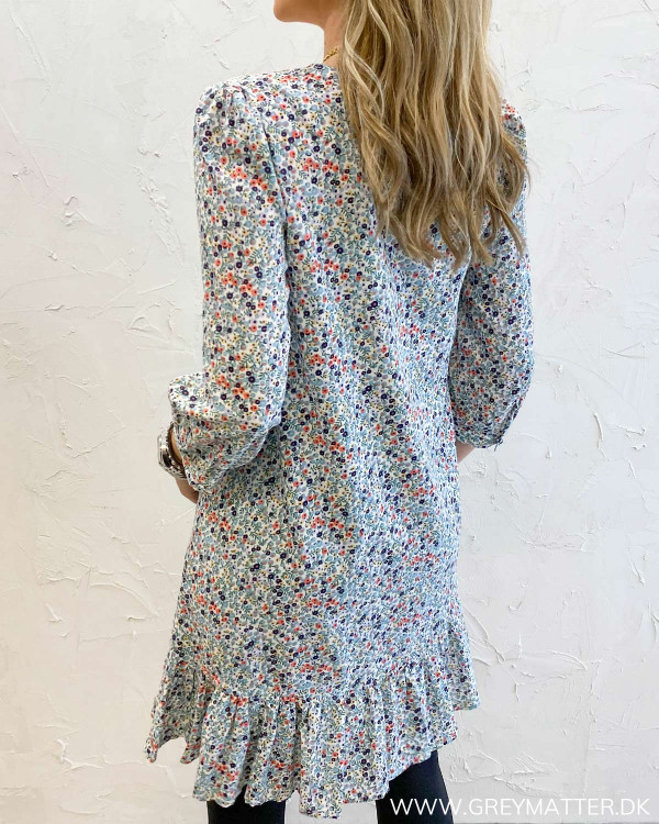 Blomsterprint kjole fra Pieces set bagfra