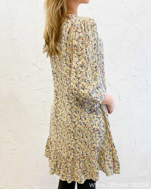 Kjole fra Pieces med blomsterprint set bagfra