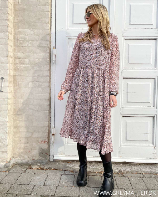 Midi kjole med print i fine forårsfarver