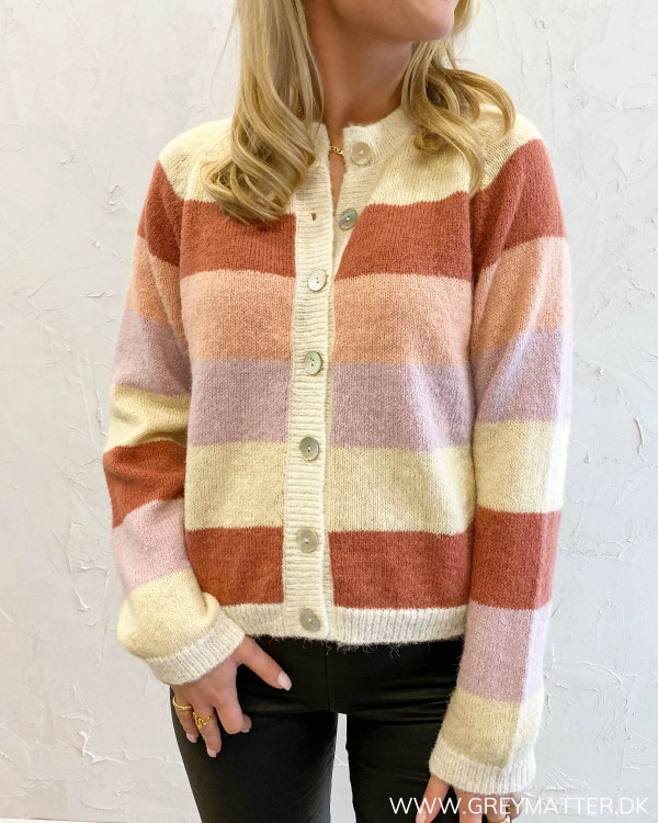 Stribet cardigan til damer med flotte knapper fra Pieces