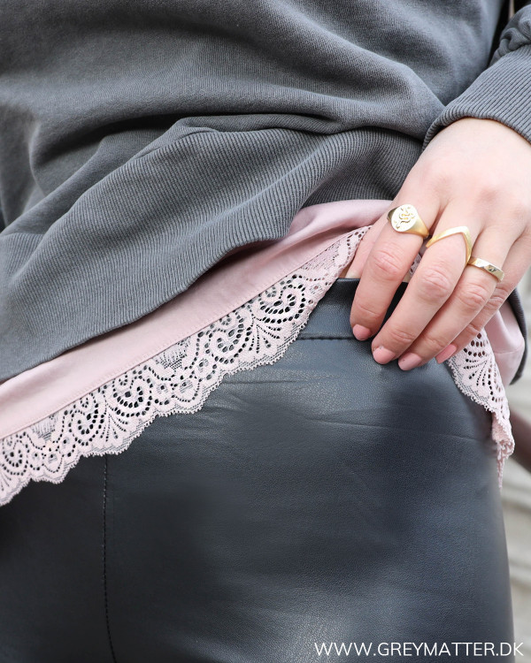 Klassisk sort legging, zoom på detalje