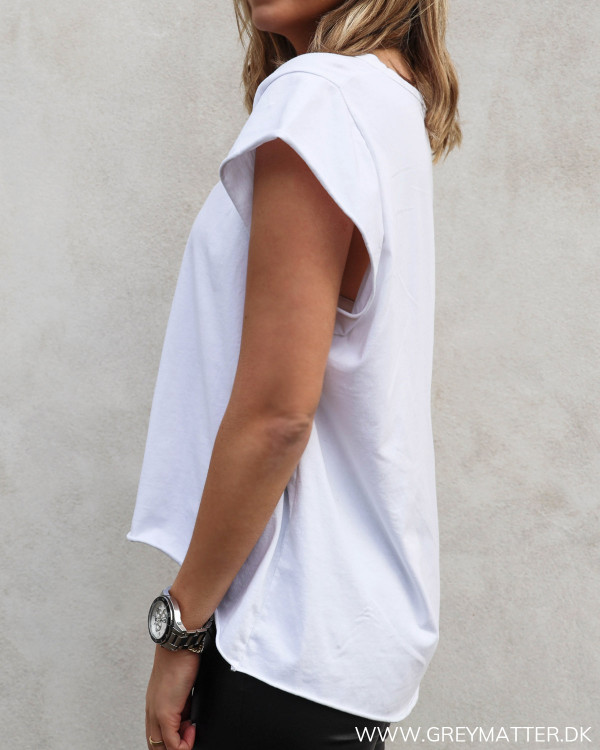Hvid basis t-shirt set fra siden