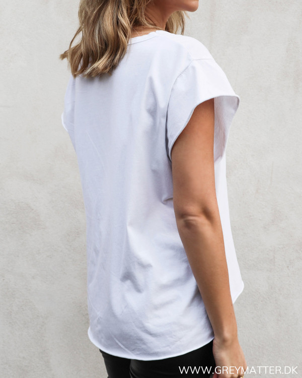 Hvid t-shirt set skråt bagfra