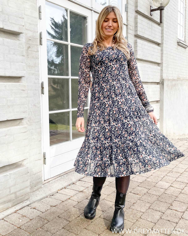 Blomstret kjole fra Vila