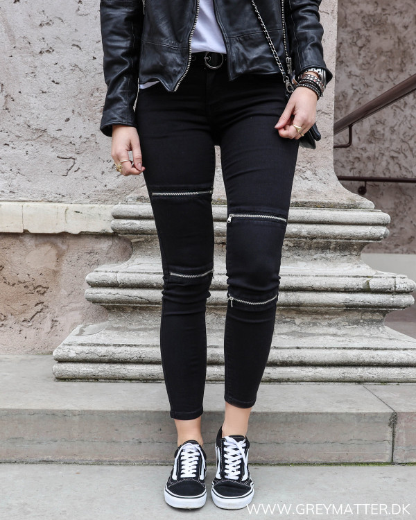 Jeans med lynlås på benene