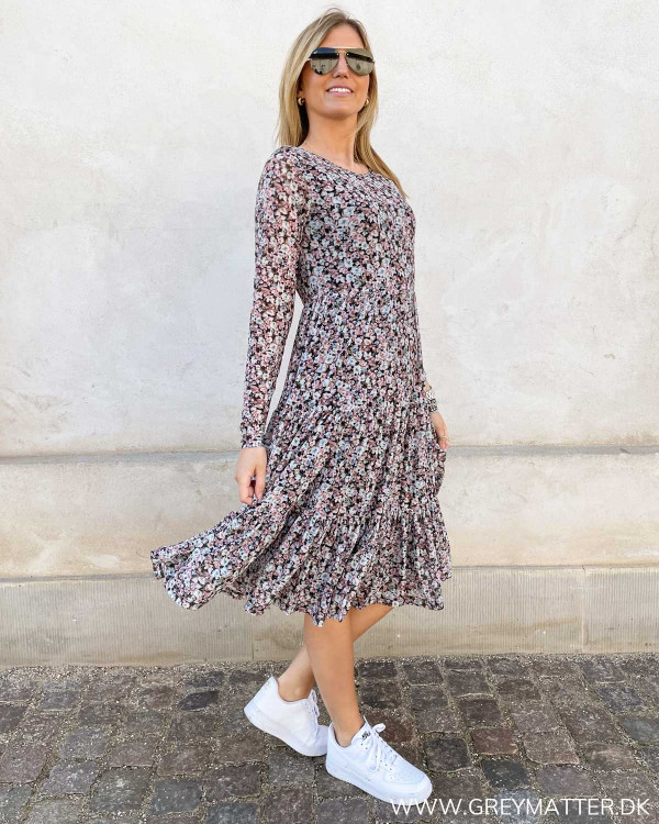 Kjole med blomsterprint og lange ærmer