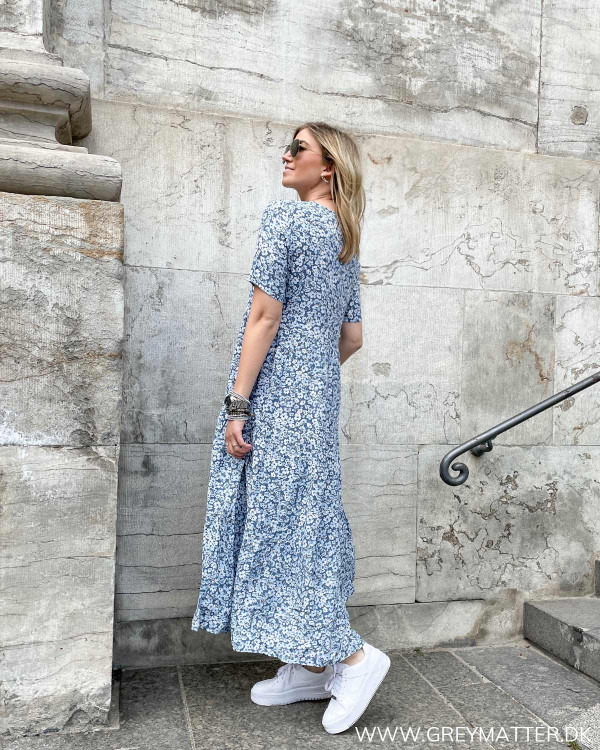Midi dress med blomsterprint i blå farver