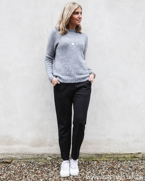 Grå strikbluse stylet med de klassiske sorte suitpants fra Neo Noir