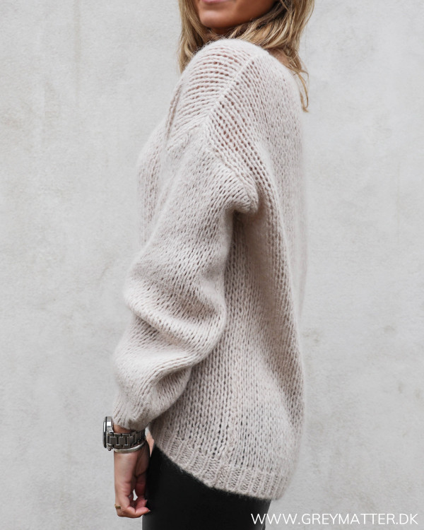 Strikbluse i loose-fit pasform, set fra siden