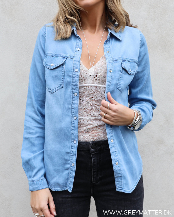 Denim skjorte fra Vila med smukke perlemorsknapper
