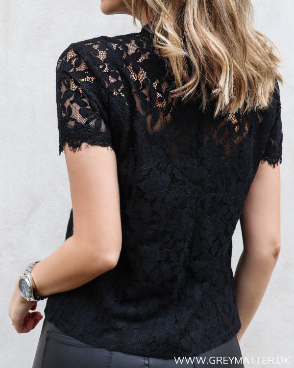 Sort blondebluse set bagfra