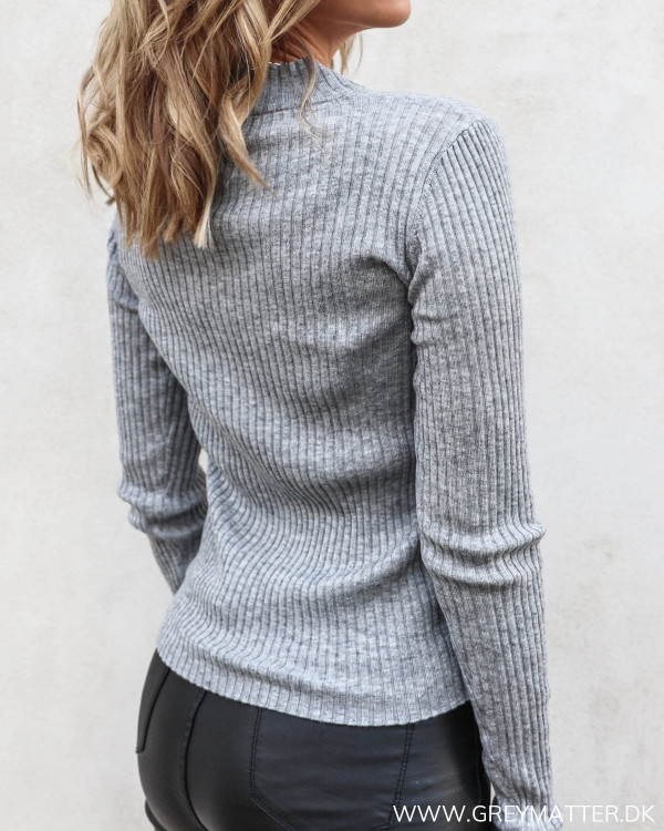 Grå strikbluse i rib materiale fra Neo Noir set bagfra