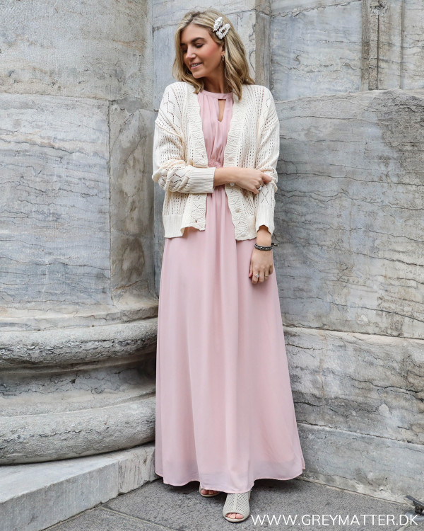 Festkjole fra Vila set forfra stylet med en lys cardigan