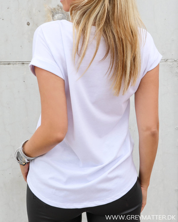Hvid t-shirt med rund hals til damer