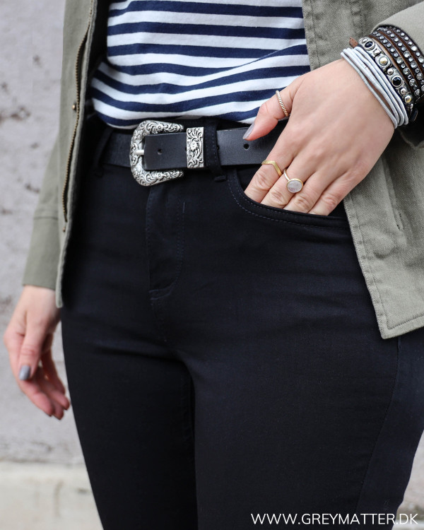 Sorte Vila jeans i skinny-fit pasform set tæt på ved lomme