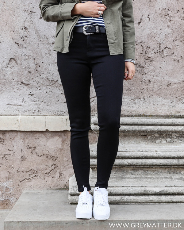 Sorte Vila jeans i skinny-fit pasform set forfra
