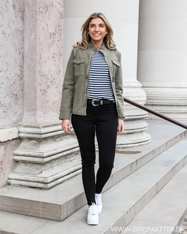 Styling med sorte basic jeans fra Vila