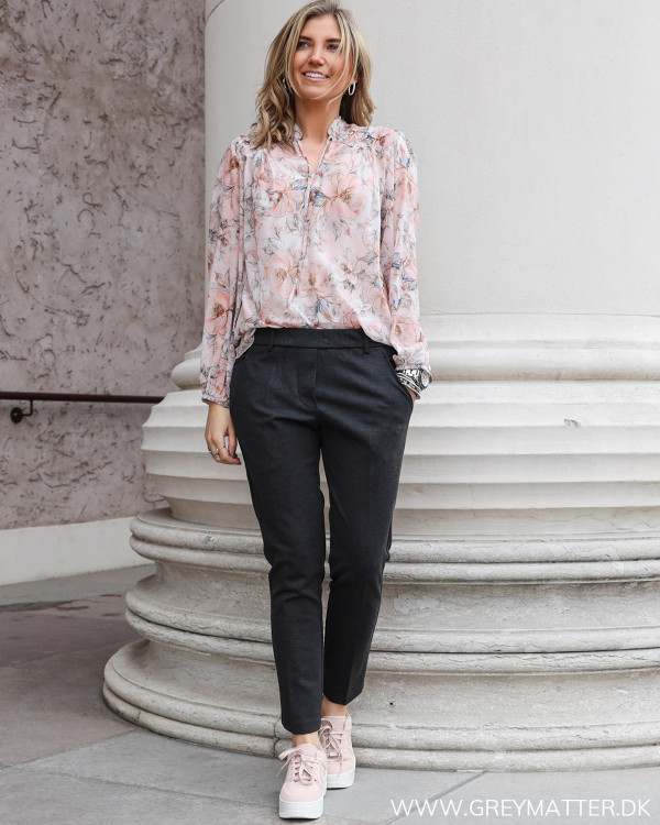 Karmamia Fiona bluse stylet med Andriana pants fra Neo Noir
