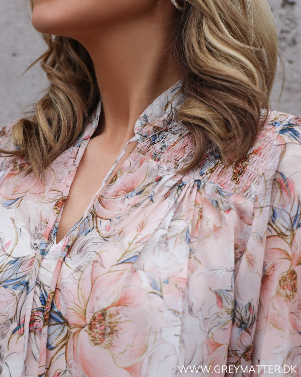 Karmamia Fiona bluse set tæt på