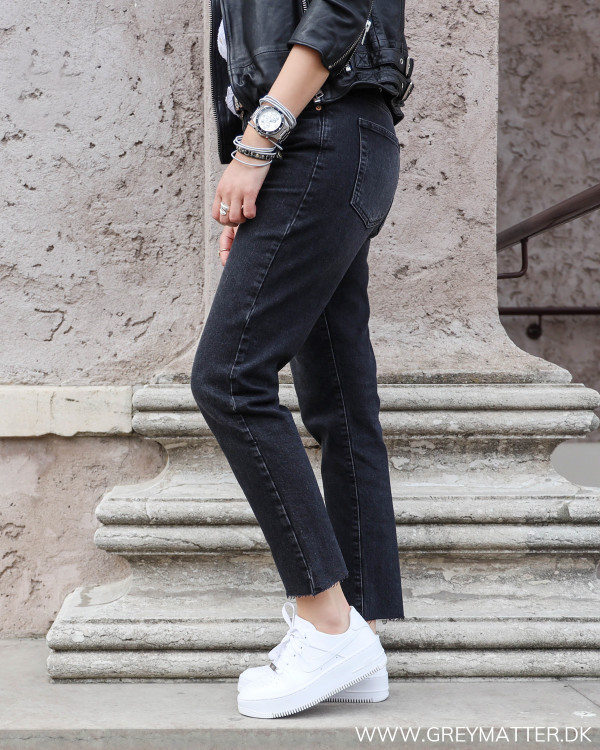 Pieces jeans i washed sort set fra siden