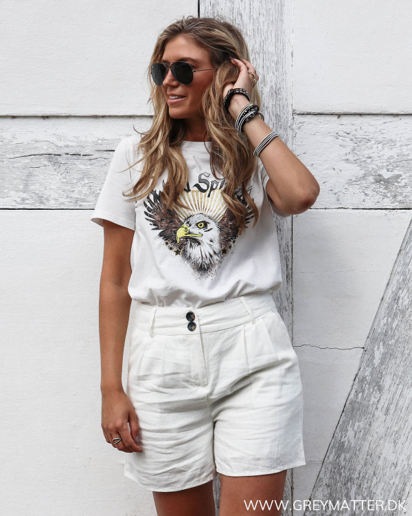 Hvide hør shorts stylet med hvid eagle tee