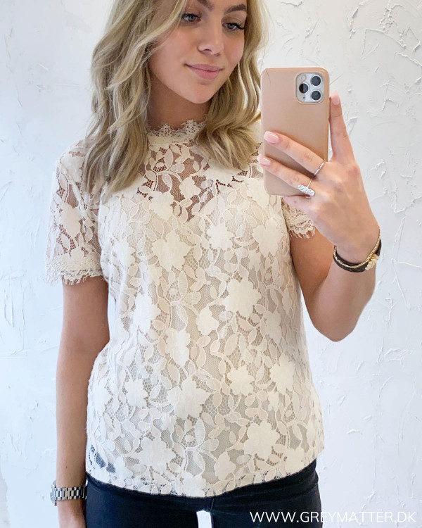 Blonde bluse fra Vila set forfra