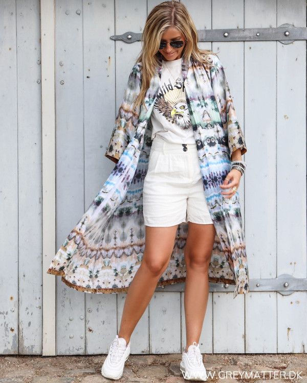 Karmamia lang Nikki kimono set forfra stylet med hør shorts og eagle tee fra Vila