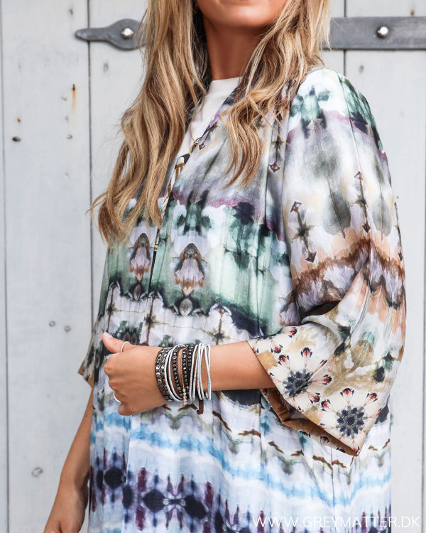 Karmamia kimono zoomet ind på ærme og tie dye print