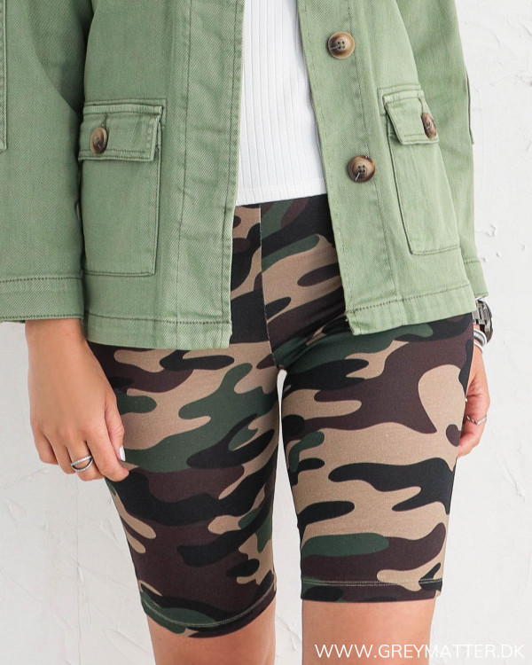 Camouflage shorts fra Vila set forfra