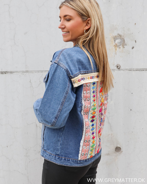 Denim jakke med cool ryg