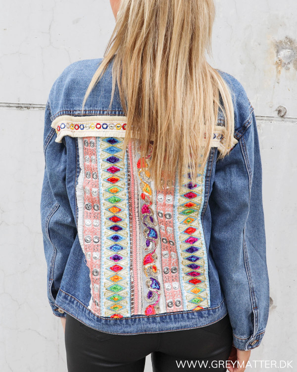 Denim jakke med cool ryg
