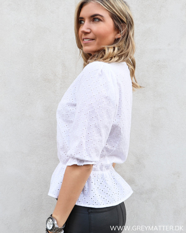 Hvid bluse fra Neo Noir set fra siden