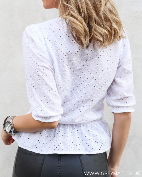 Hvid bluse fra Neo Noir set bagfra
