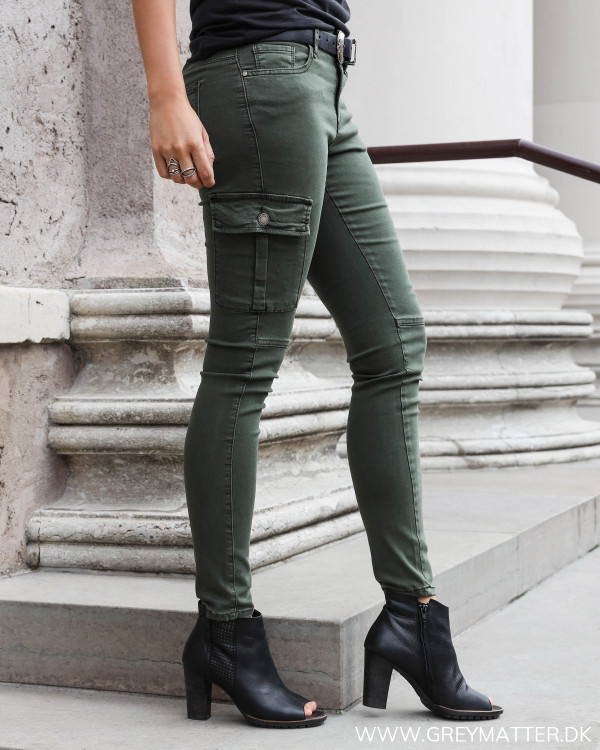 Army cargo bukser set fra siden